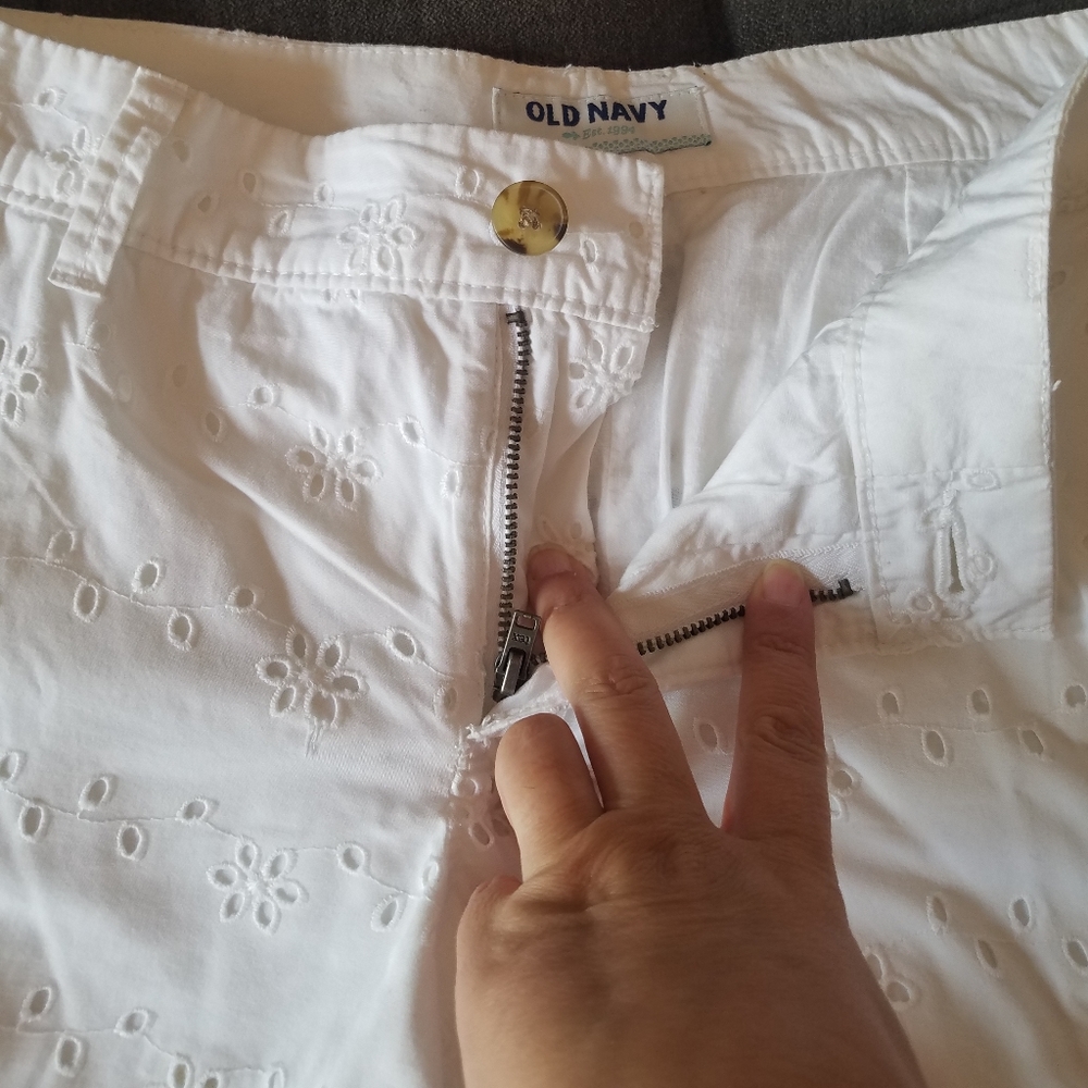 Bright White Eyelet Embroidered Shorts Size 4 - Picture 5 of 14